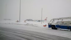 Летище София работи при зимни условия