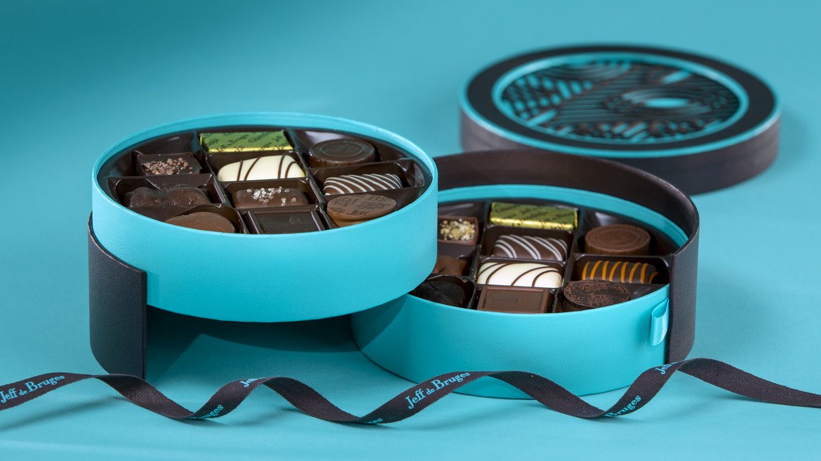 Jeff de Bruges е изобретил безброй начини да подарявате шоколад, като тези прелестни кутии в тюркоаз и кафяво, в които се крият вкусни шоколади асорти… Ще се влюбите в тях!