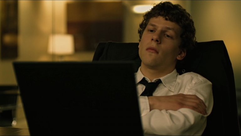 "Социалната мрежа" (The Social Network)Година:2010И като говорим за завои - "Социалната мрежа" също е отклонение от обичайната линия на Финчър с историята за създаването на Facebook, но определено запазва и визуалния почерк, и дълбочината, с която го познаваме.  Последното се случва, защото със сценариста Арън Соркин успяват добре да предадат идеята си за Facebook като закодиран в ДНК-то на Зукърбърг - социална мрежа, изцяло отразяваща неговата амбиция, арогантност, нужди и пренебрежение към останалите.Във всеки случай си заслужава да се види, а и хей - Тарантино го нарече "най-добрия филм на десетилетието", което бихме могли да оспорим, но не и да подминем.