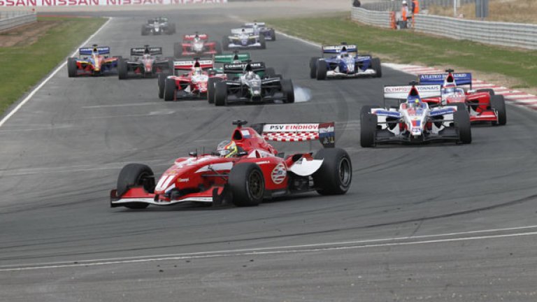 Пилотите в Суперлига Формула участват в две състезания на уикенд