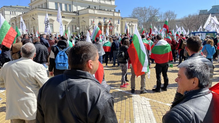 Протест на "Възраждане" пред НС: Искат неутралитет и оставка