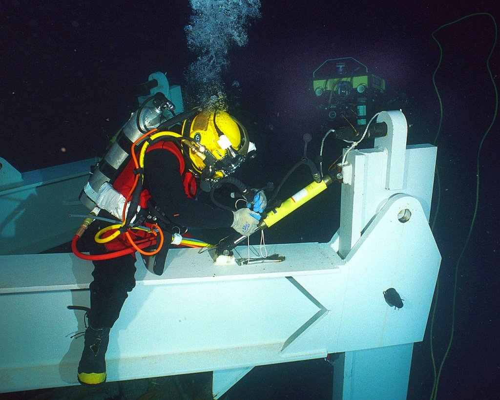 1280px-US_Navy_020723-N-7479T-002_Navy_diver_conducts_deep_sea_salvage_operations