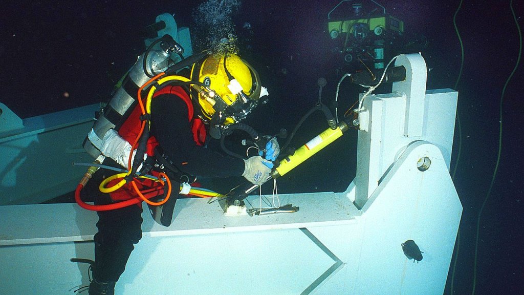 1280px-US_Navy_020723-N-7479T-002_Navy_diver_conducts_deep_sea_salvage_operations
