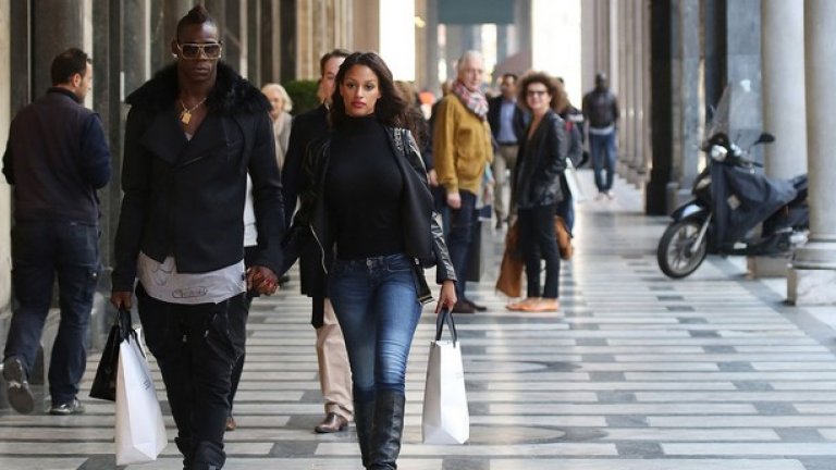 Фани Негуеша – гадже на Марио Балотели
Марио беше звезда на Сити, сега е на крачка от това да премине в Ливърпул. Той със сигурност няма да рита тази вечер, но може да е сред публиката, както и бъдещата му съпруга Фани.