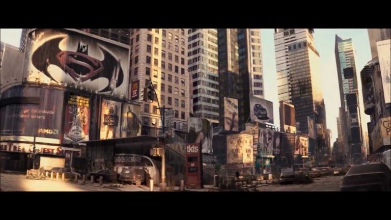 "Аз съм легенда" (2007)

В една от панорамните сцени на продукцията от 2007 г. с Уил Смит всъщност се показва плакат, който анонсира премиерата на "Батман срещу Супермен" - филм, който излезе едва през 2016 г. Как се случва това? Плановете за проекта за "Зората на справедливостта" датират още от това време - сценаристът на "Аз съм легенда" Акива Голдсман е автор на една от първите чернови за "Батман срещу Супермен" по историите на DC Comics.
