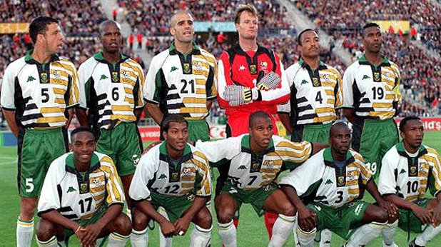 5. ЮАР 1998
Само два от националните отбори, участвали на световното първенство през 1998, избраха да работят с Kappa. Единият беше Ямайка, а другият – ЮАР. Коментаторите кръстиха екипа на южноафриканците „пижамите”, а асиметричните фигури също не получиха висока оценка.