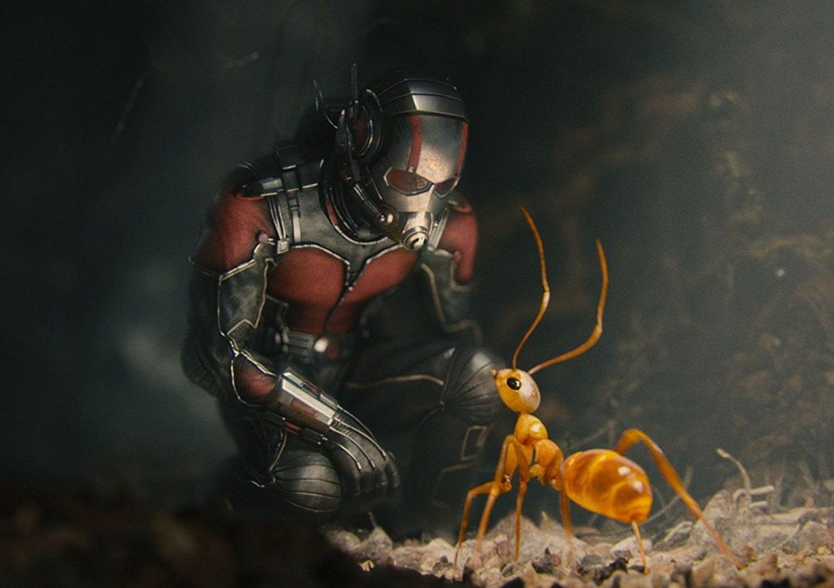 12. Ant-Man (Ант-мен, 2015)

Един от най-слабо популярните филми от MCU, което е нормално с оглед на непопулярния герой. Крадец със семейни проблеми се сдобива със специален костюм, който му позволява да се смалява до размерите на мравка. Оказва се замесен и в една афера, която е далеч по-голяма от него (нямаше как да сдържим...). Това е един напълно ОК филм, но без нищо запомнящо се освен може би по-възрастният Майкъл Дъглас и фактът, че Пол Ръд може да играе и малко по-сериозни персонажи. Ама малко.
