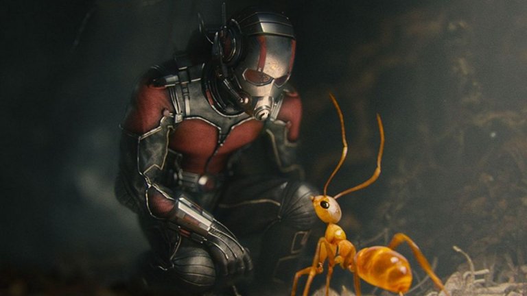 12. Ant-Man (Ант-мен, 2015)
Един от най-слабо популярните филми от MCU, което е нормално с оглед на непопулярния герой. Крадец със семейни проблеми се сдобива със специален костюм, който му позволява да се смалява до размерите на мравка. Оказва се замесен и в една афера, която е далеч по-голяма от него (нямаше как да сдържим...). Това е един напълно ОК филм, но без нищо запомнящо се освен може би по-възрастният Майкъл Дъглас и фактът, че Пол Ръд може да играе и малко по-сериозни персонажи. Ама малко.