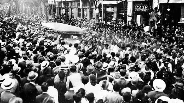 Дали са били милион, два или три... Рио излиза на улиците още през 1938 г., за да посрещне отбора си, бронзов медалист от третия мондиал. Бразилия е единствената страна, участвала и на 19-те издания на първенството на планетата.