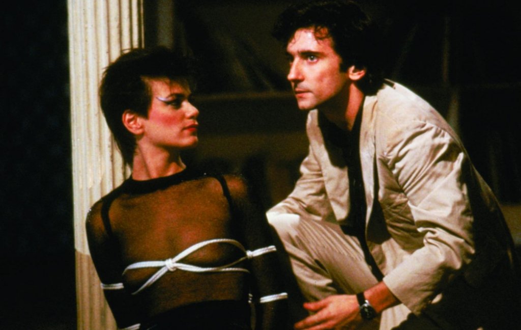 “Часове по-късно”
Между големите заглавия на Мартин Скорсезе, тази “черна” комедия под неговата режисура остава засенчена, но това не означава, че не заслужава да се гледа. Дори напротив, “смешният” филм на Скорсезе е показателен за неговия талант като режисьор.
“Часове по-късно” развива сюжета си през погледа на главния герой Пол Хакет (Грифин Дън) - скромен компютърджия, който се запознава с красиво момиче в местното кафене и на секундата се обсебва от нея. Тя го кани на гости в дома си в Сохо, а малко след пристигането си Пол става свидетел на серия от нелепи ситуации, които му създават проблем след проблем.