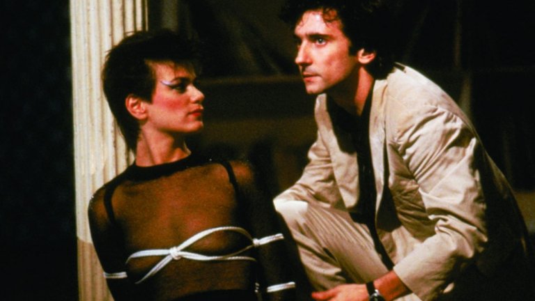 “Часове по-късно”
Между големите заглавия на Мартин Скорсезе, тази “черна” комедия под неговата режисура остава засенчена, но това не означава, че не заслужава да се гледа. Дори напротив, “смешният” филм на Скорсезе е показателен за неговия талант като режисьор.
“Часове по-късно” развива сюжета си през погледа на главния герой Пол Хакет (Грифин Дън) - скромен компютърджия, който се запознава с красиво момиче в местното кафене и на секундата се обсебва от нея. Тя го кани на гости в дома си в Сохо, а малко след пристигането си Пол става свидетел на серия от нелепи ситуации, които му създават проблем след проблем.