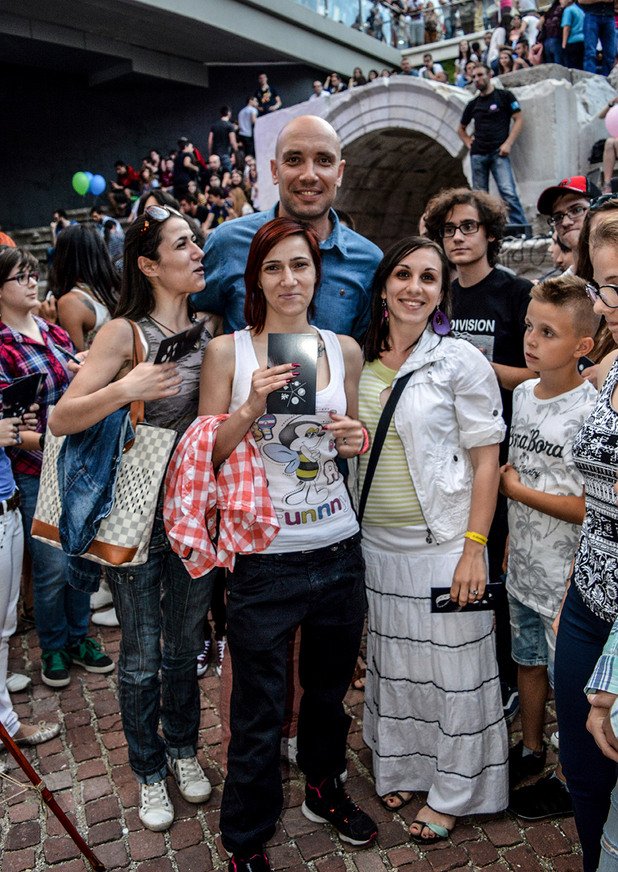 Захари Бахаров беше посрещнат с аплодисменти в Пловдив и раздава автографи повече от час, след което представи епизода на Game of Thrones, в който той участва
