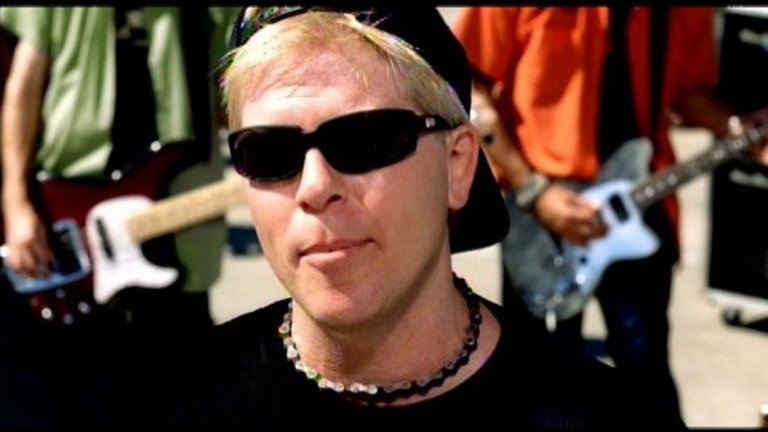 The Offspring - Original Prankster
Песента, с която пънкарите от The Offspring възпяват това прекрасно чувство да погодиш номер на някого... и по възможност да не те хванат. Инфлуенсърите сега може да се забавляват, като си правят пранк войни, но това нещо The Offspring са го открили години-години преди тях.