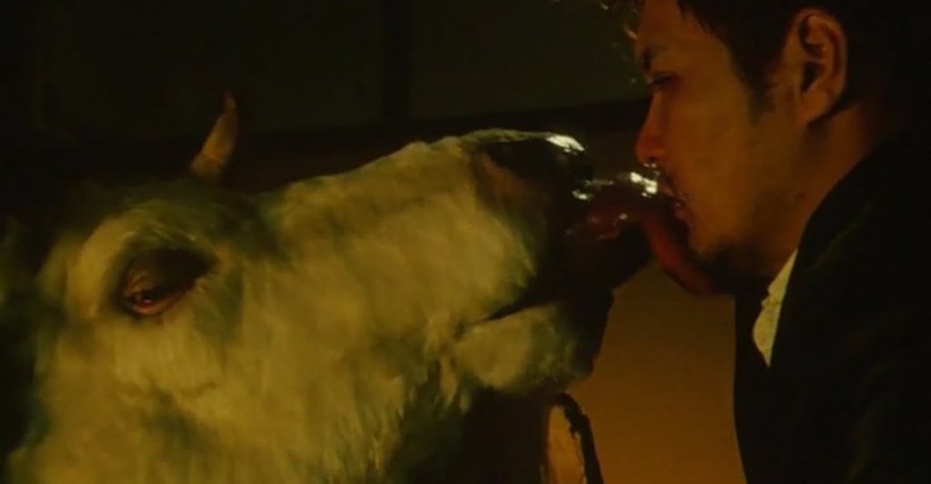 "Гозу"
Посветен на японската мафия и омешан с Лъвкрафтска философия, "Гозу" е сред най-странните филми, които може да гледате. Той е забързан, нервен и ужасяващ. След като Минами без да иска убива нестабилен член на Якудза, се налага да се впусне в търсене на мистериозно изчезналото тяло. Постепенно главният герой навлиза все по-надълбоко в неразбираеми територии, които го водят до малкия град Нагоя, където нищо не е такова, каквото изглежда. "Гозу" е режисиран от японската хорър икона Такаши Майке, познат у нас най-вече с филма "Ичи убиецът".