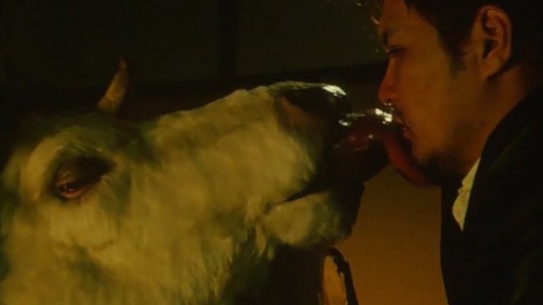 "Гозу"
Посветен на японската мафия и омешан с Лъвкрафтска философия, "Гозу" е сред най-странните филми, които може да гледате. Той е забързан, нервен и ужасяващ. След като Минами без да иска убива нестабилен член на Якудза, се налага да се впусне в търсене на мистериозно изчезналото тяло. Постепенно главният герой навлиза все по-надълбоко в неразбираеми територии, които го водят до малкия град Нагоя, където нищо не е такова, каквото изглежда. "Гозу" е режисиран от японската хорър икона Такаши Майке, познат у нас най-вече с филма "Ичи убиецът".