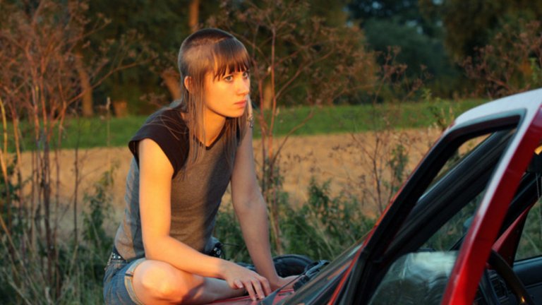 „Kriegerin"/ „Момичетата от бандата"
Филмът от 2011 година проследява живота на Мариса - 20-годишна германка, която мрази чужденци, евреи, ченгета и всеки, когото припознае като виновен за упадъка на страната й. Тя се държи провокативно, пие, бие се и планира татус с лика на Хитлер. Чувства се у дома единствено в неонацистката банда, от която е част, а правилата включват партита, омраза и насилие. Филмът звучи като предупреждение за времето, в което живеем.