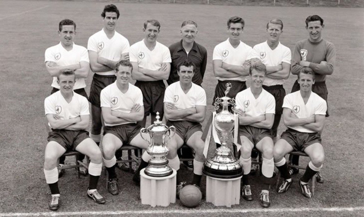 Тотнъм е първият отбор през 20-и век, който печели дубъл, както и първият английски отбор, спечелил европейски трофей
Днес всички говорят за величието на Гуардиола, който направи требъл с Манчестър Сити, но през 1961 г. златният дубъл е не по-малко сериозно постижение. "Шпорите" стават шампиони през сезон 1960/61 и печелят ФА къп - най-стария клубен турнир в света. През 1963 г. Тотнъм отива още по-далеч и вдига КНК, ставайки първият английски отбор, спечелил злато в международен план. 