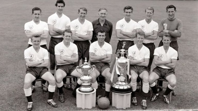 Тотнъм е първият отбор през 20-и век, който печели дубъл, както и първият английски отбор, спечелил европейски трофей
Днес всички говорят за величието на Гуардиола, който направи требъл с Манчестър Сити, но през 1961 г. златният дубъл е не по-малко сериозно постижение. "Шпорите" стават шампиони през сезон 1960/61 и печелят ФА къп - най-стария клубен турнир в света. През 1963 г. Тотнъм отива още по-далеч и вдига КНК, ставайки първият английски отбор, спечелил злато в международен план. 