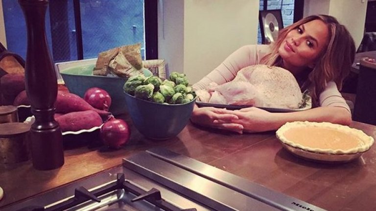 Сладко, солено, кисело, горчиво, с месо, без месо - тя умее да върти всякакви гозби и също така добре да позира с тях.