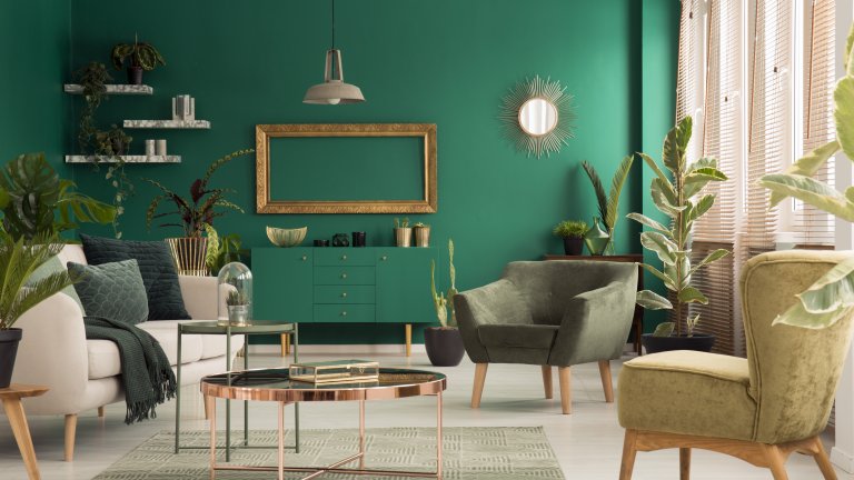 Зелен интериорОще един опит за повече усещане за природа у дома - зеленото в интериора става невероятно модерно за есен-зима 2021. Ако предвиждате пребоядисване у дома, замислете се дали именно някой тон на зеленото не е вашият цвят. И не е необходимо да избирате яркозелено, което не допада на всеки, можете да заложите на меки пастелни нюанси тип „мента с мляко“.