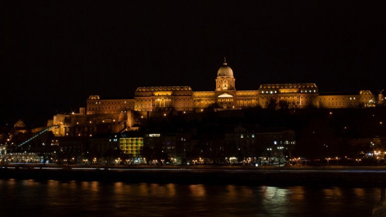 Загинали и изчезнали след като кораб с туристи се преобърна в Дунав в Будапеща
