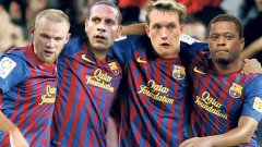 Уейн Рууни, Рио Фърдинанд, Фил Джоунс и Патрис Евра, облечени в екипи на Барселона в колажа на вестник "The Sun"