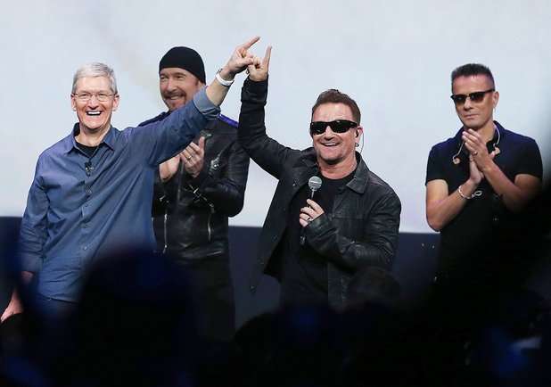 Боно и Тим Кук празнуват безплатния албум в iTunes