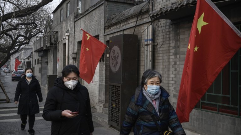 Китайските власти понижиха високопоставени служители заради заразата