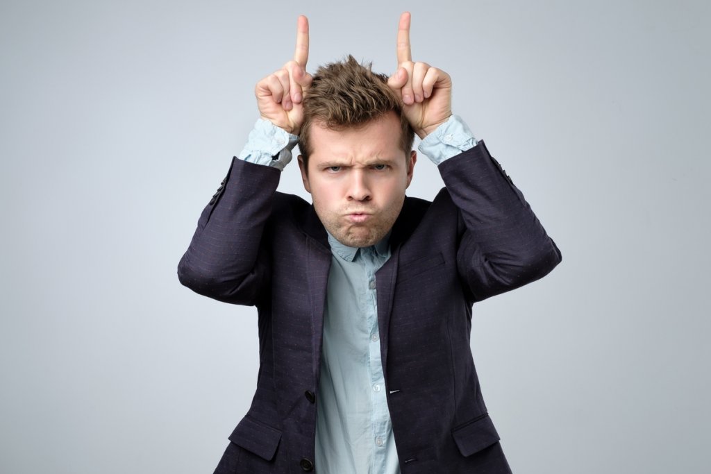 Асоциации
Ако игрите дотук са успели да ви скарат, значи е добре да поиграете малко на асоциации, за да се разсмеете. Играта е за четирима. Идеята е с жестове и мимики да успеете да опишете нещо - филм например, за което вашият партньор трябва да се досети. А може и да го нарисувате - особено забавен вариант, ако никой от играещите няма художествен талант.