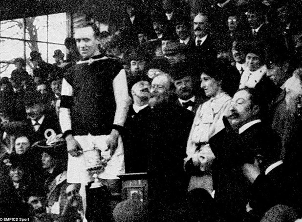 Капитанът на Астън Вила Хауърд Спенсър с ФА къп през 1905 след финала с Нюкасъл и победата с 2:0. В средата с брадата е лорд Кинард, който участва в рекордните 9 финала в най-стария футболен турнир.