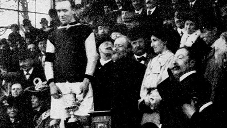 Капитанът на Астън Вила Хауърд Спенсър с ФА къп през 1905 след финала с Нюкасъл и победата с 2:0. В средата с брадата е лорд Кинард, който участва в рекордните 9 финала в най-стария футболен турнир.