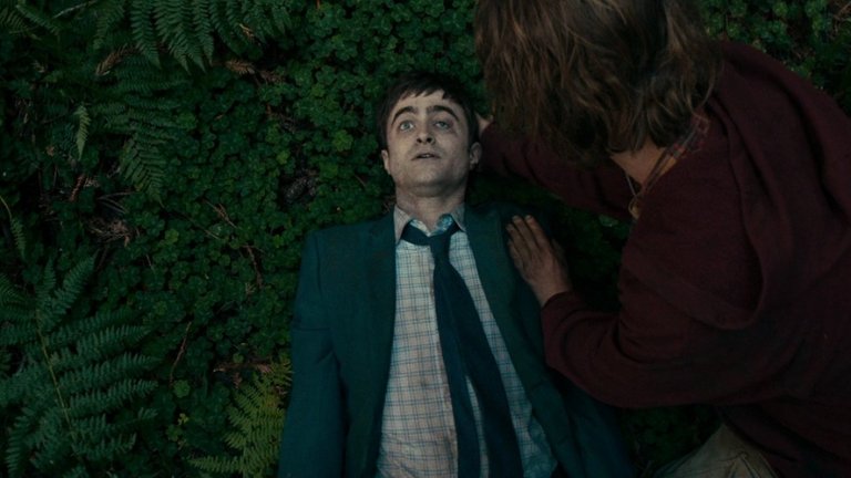 "Швейцарско войниче" (Swiss Army Man)
Безнадежден мъж (Пол Дейно), заседнал на безлюден остров, възнамерява да се самоубие. Какво го разубеждава? Вижда мъртвец в морето (Даниел Радклиф). И какво смятате, че прави отчаяният мъж – сприятелява се с него. Двамата дори тръгват на сюрреалистично пътуване, за да се приберат в цивилизацията... А тук Радклиф е плашещо убедителен труп.