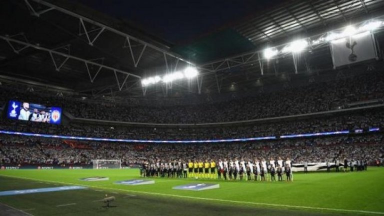 4. Тотнъм
Заради строителството на новия стадион на "шпорите" те се договориха да домакинстват в Европа на "Уембли", а на срещата с Монако миналата седмица присъстваха 85 011 зрители.
Тотнъм постави личен рекорд за най-посетен домакински мач, а освен това срещата ще се запомни с рекордна публика на тим от Англия у дома в Шампионската лига, както и с рекорд за домакинска посещаемост на английски отбор.