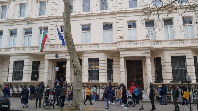 В Германия сънародниците ни чакат над 3 часа, за да гласуват