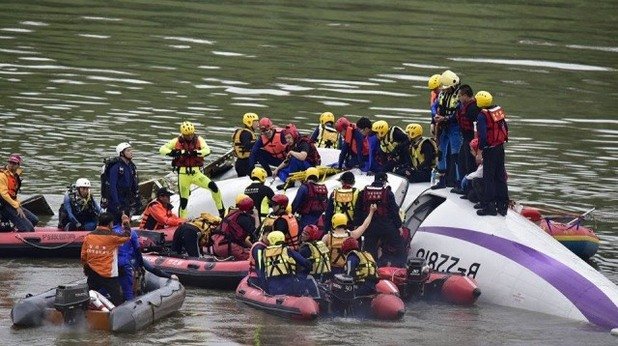 Тайвански самолет се разби в река при излитане