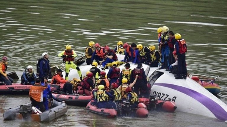 20 от пътниците на TransAsia  са в неизвестност, 15 са спасени