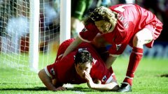 Роби Фаулър от Ливърпул отпразнува с "линия" гол за "червените" през 90-те.