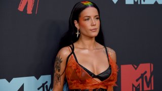 Тъга, биполярно разстройство и три спонтанни аборта - какво не заем за певицата Холзи? 
В галерията събрахме интересни факти за тази шеметна фурия, която помита класации и сърца на фенове, а успехът я спохожда буквално за една нощ.