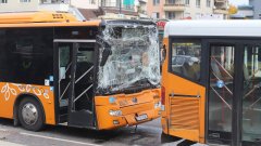 Две деца пострадаха при катастрофа на автобуси в София
