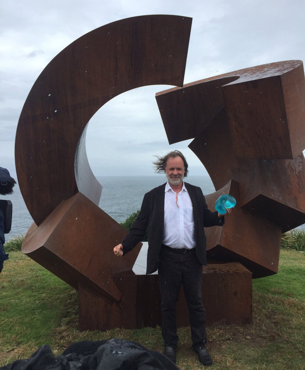 Йорг Пликат пред своето произведение