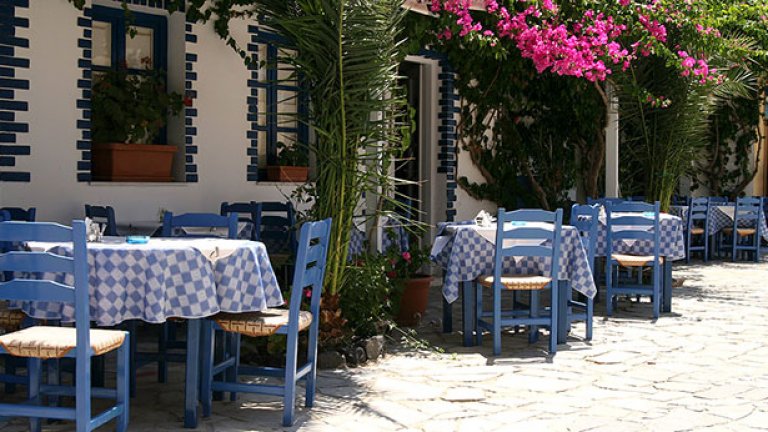 Над 80% от заведенията и малките хотелчета в Гърция са чисто семеен бизнес, в който е заета цялата фамилия и те полагат страхотни усилия, защото от това зависи хлябът им
