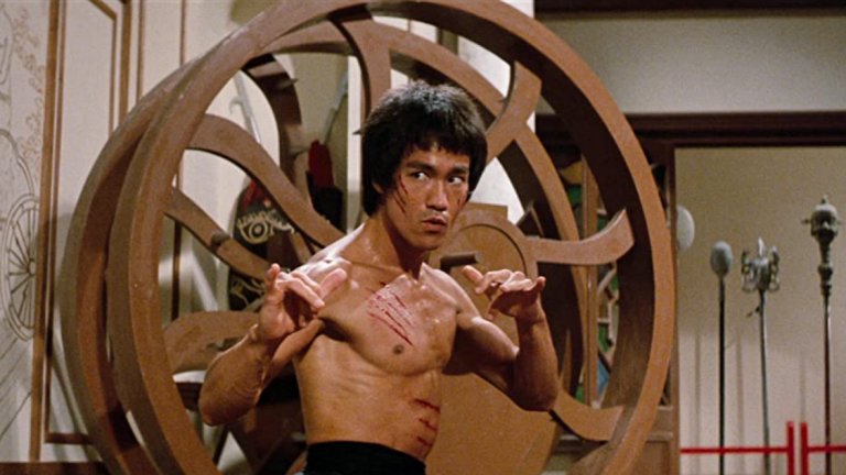 Enter the Dragon
За много хора това е най-великият филм за бойни изкуства изобщо. Той е последният на Брус Лий, като излиза само няколко седмици след мистериозната му смърт. Чисто в културно отношение със сигурност е филмът, който оказва най-голямо влияние през 70-те, а въздействието му продължава да се вижда и досега в екшън жанра. За това спомогна смъртта на Лий, която допринесе за митичния статус на Enter the Dragon, но дори ако погледнем отвъд този контекст, на лице пак остава един екшън шедьовър.