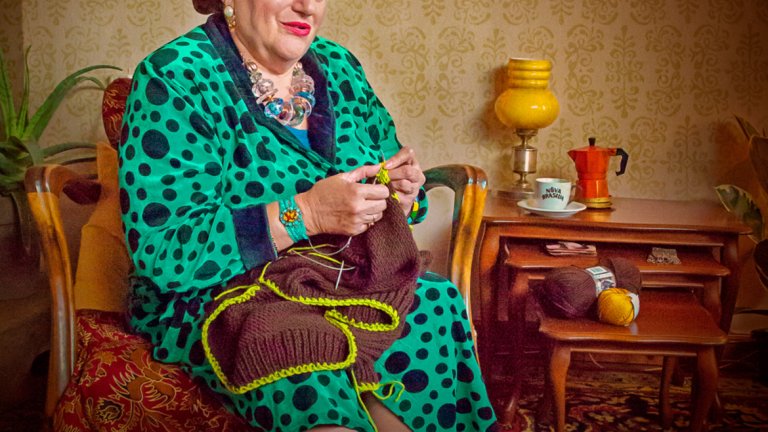 А ние с баба си пием кафе