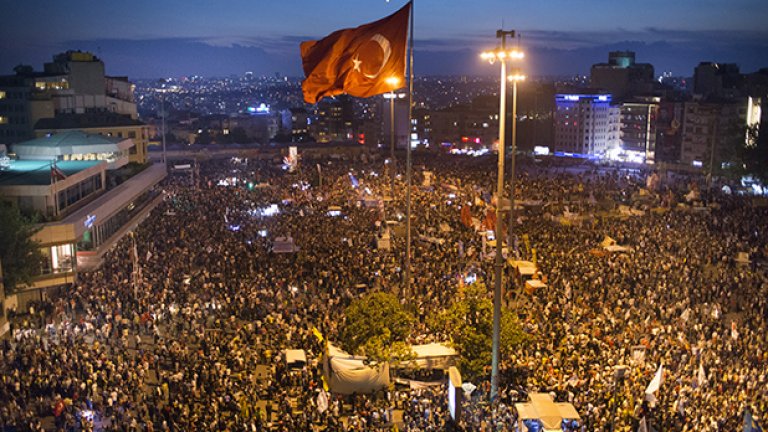 Площад Таксим в Истанбул, в деня, в който турската полиция нахлу на площада - 11 юни 2013