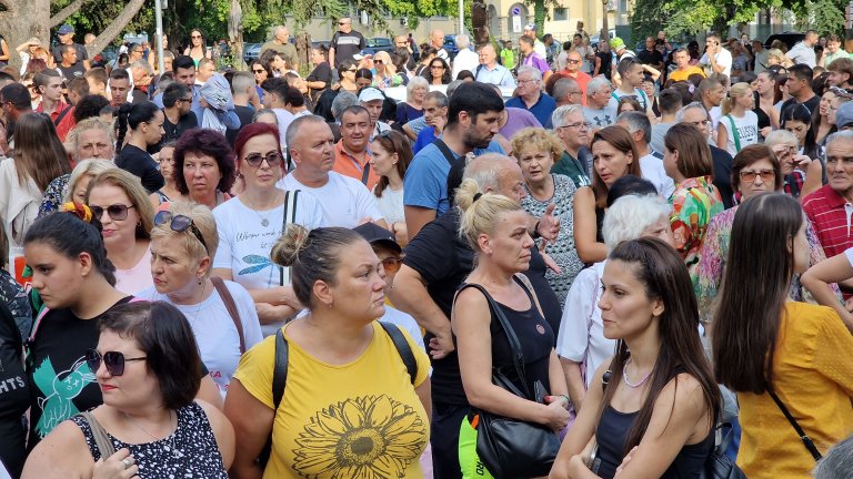 В позицията се обяснява защо обвиняемият не е бил оставен в ареста, а заплахите срещу него и съдебният състав са определени като "общ провал" (на снимката: кадър от протеста в Стара Загора срещу насилието над жени)