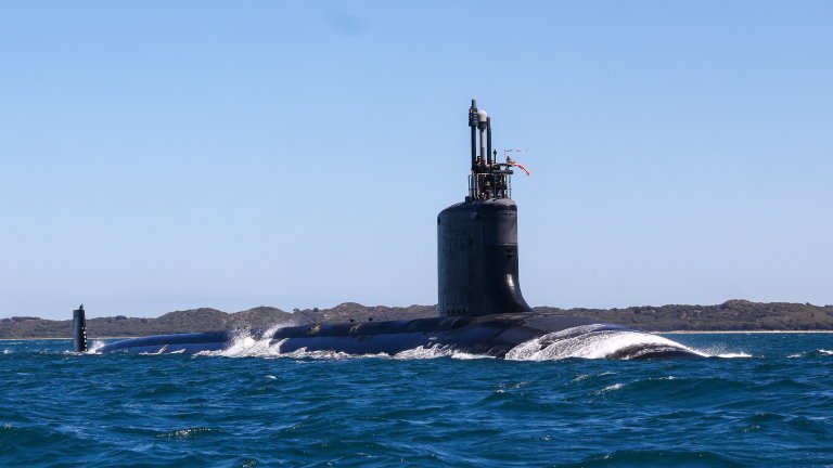 Американска щурмова подводница "Мисисипи" от клас "Вирджиния" във военното пристанище на Пърт, Австралия