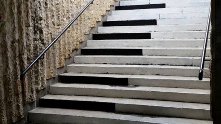 Стълбите в новия подлез са боядисани като клавиши на пиано