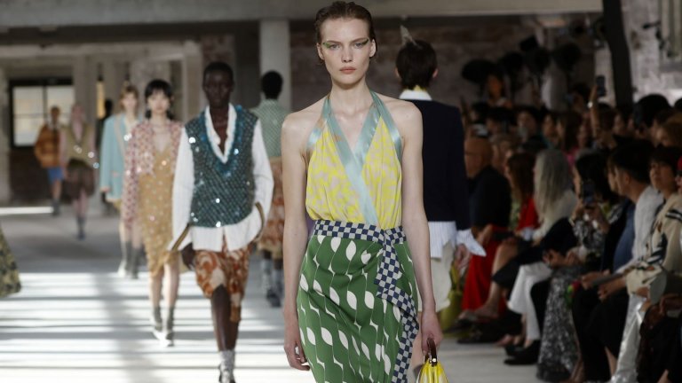 Привет на дългата пола
Дългите поли изпълзяха от дебрите на миналото и отново е на челно място сред най-актуалните тенденции за пролетта. Кройката им е права, без да е прекалено широка, а най-нашумелите материи са дънков плат и сатен. 
Удобството на дългите поли е, че лесно се съчетават с тениски, ризи, пуловери и сака, така че може да ги носите и на работа и извън офиса.