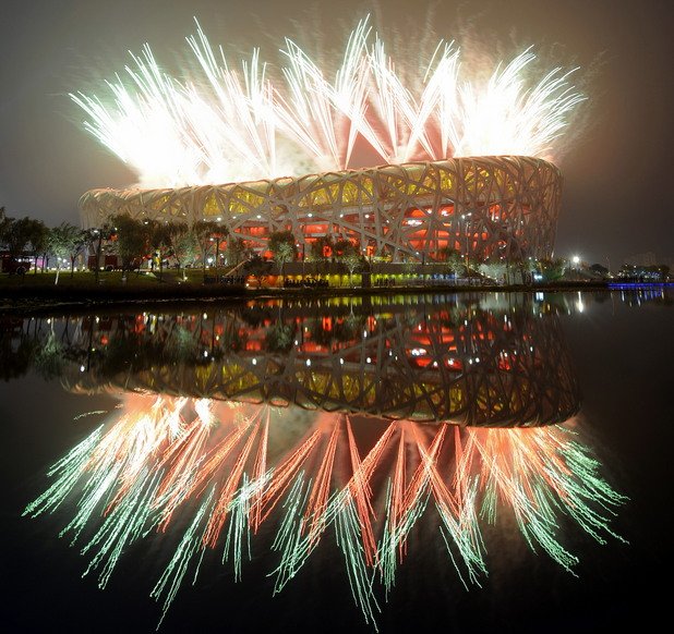 "Гнездото" - бляскавият стадион в Пекин, където основно минаха битките на олимпиадата през 2008-а, се използва изключително рядко (а струваше близо 500 милиона долара). Целият комплекс за олимпиадата работи на загуба, като само плувният басейн калкулира по 1,2 милиона долара "минус" на година.