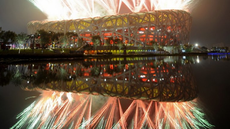 "Гнездото" - бляскавият стадион в Пекин, където основно минаха битките на олимпиадата през 2008-а, се използва изключително рядко (а струваше близо 500 милиона долара). Целият комплекс за олимпиадата работи на загуба, като само плувният басейн калкулира по 1,2 милиона долара "минус" на година.